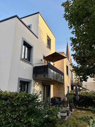Sin comisión: Moderno apartamento de 4 habitaciones con balcón orientado al oeste y plaza de garaje subterránea con posibilidad de carga – Hausansicht