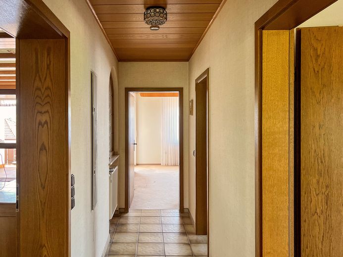 Hochwertiges Zweifamilienhaus, gehobene Ausstattung, Ausbaupotential, traumhafter Ausblick – Sep. Flur zu den Schlafzimmern