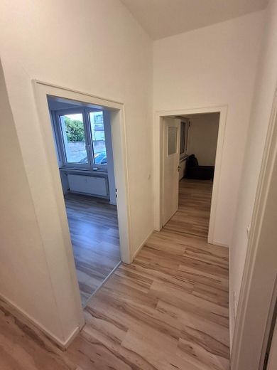 Gemütliche 2-Zimmer-Wohnung mit moderner Wohnküche & weißem Wannenbad – ruhig zum Innenhof – Flur