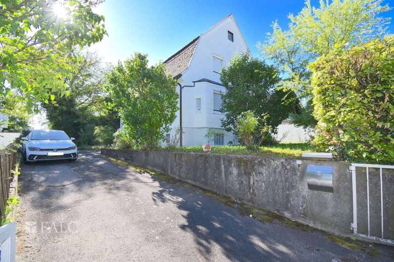 Großes Grundstück mit Handwerkerhaus – Außenansicht