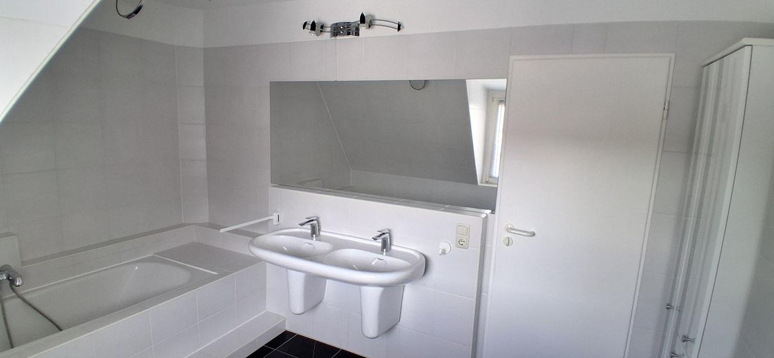 Charmante lichtdurchflutete  Eigentumswohnung mit Dachterrasse in Südlage – Bad mit Badewanne und Bidet
