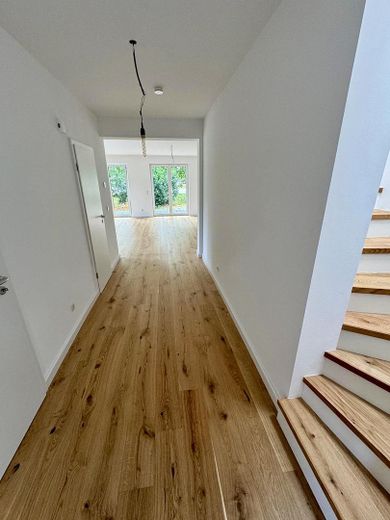 Moderna casa bifamiliare con 5 locali, finiture di pregio e giardino a Bönningstedt – Eingangsbereich