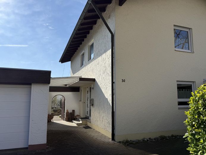 Przestronny dom jednorodzinny w topowej lokalizacji na sprzedaż od osoby prywatnej – Haus und Garten