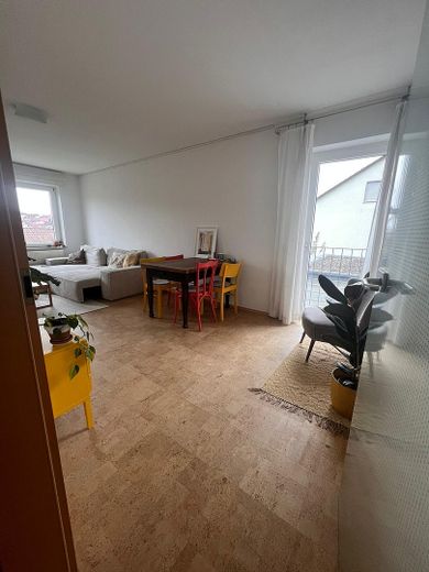 विशाल बहु-परिवार आवास, वांगेन, गोपिंगेन ज़िला – Wohnzimmer ELW OG