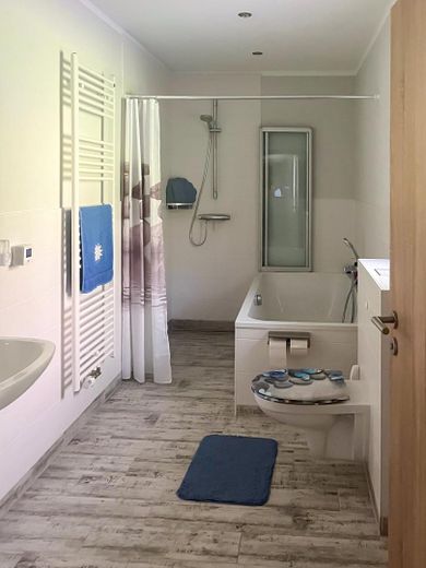 Bad 1 mit Dusche und Badewanne