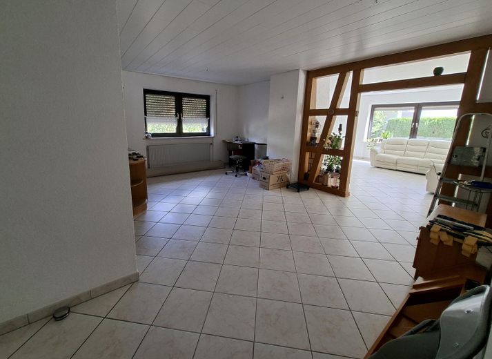 Sehr gepflegtes Zweifamilienwohnhaus in ruhige Wohnlage mit großem, sonnigem Gartengrundstück – Essdiele EG