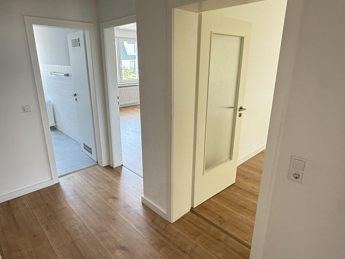 Nachmieter gesucht: Renovierte 3-Zimmer EG-Wohnung mit Balkon an der schönen Nordbahntrasse – Flur - Aktuell/ leer