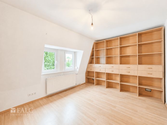 Attraktives Reihenhaus mit Terrasse, Garten und zahlreichen Extras - FALC Immobilien – Schlafzimmer