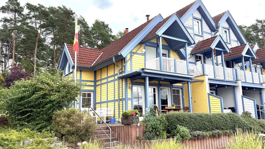Casa de vacaciones con embarcadero propio en Hafendorf Rheinsberg –  Haus von der Hafenseite