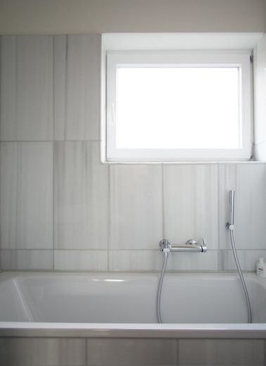 Interbau 1957 en el barrio Hansaviertel: 49,5 m² llenos de luz en la 3.ª planta | sin comisión – Badezimmer