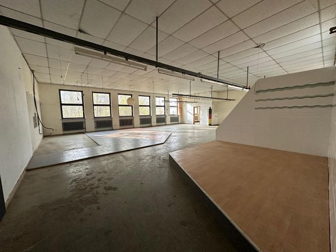 Central residential and commercial building with commercial hall and PV system – Foto 7