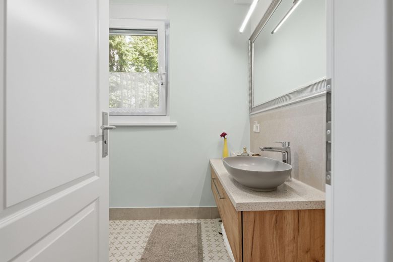 Reihenhaus – Hochwertig saniert und mit modernster Technik ausgestattet – Badezimmer (groß)