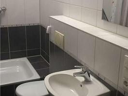 Bad mit Dusche und WC 1 OG