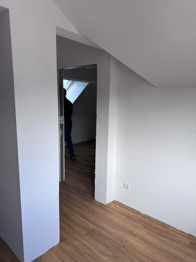 Erstbezug nach Kernsanierung | KfW55 EE | 62 m² | OG/DG | Bahnhof 2 Min. | Bezugsfertig 10/2026 – Bauzustand