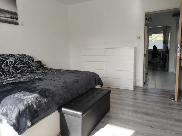 Sehr gute Infrastruktur und Lage | inkl. Küche | mit Garten und Balkon | S-Bahn 2 Gehminuten – Schlafzimmer Sanierung AI