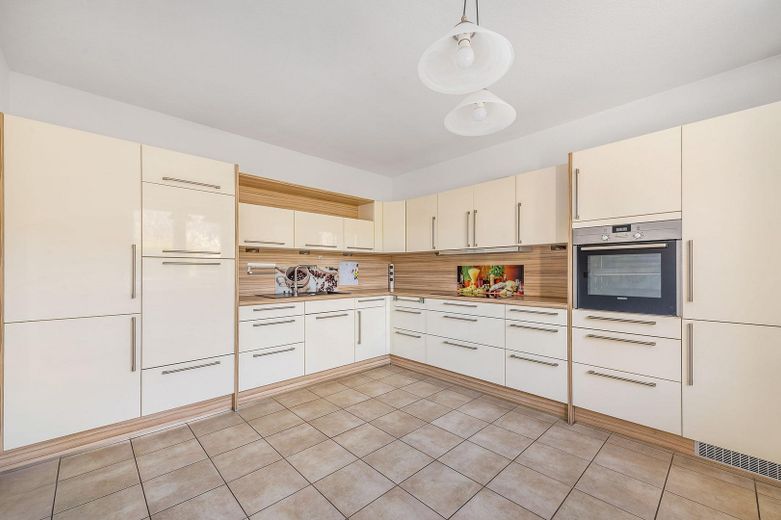 großzügiges Einfamilienhaus, Garage und großer Garten in Berlin-Mahlsdorf – Einbauküche mit allen Geräten 
