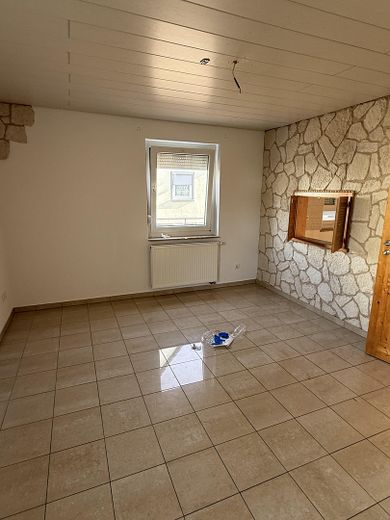 Gelflegte Doppelhaushälfte mit großem 580 m² Grundstück und Carport provisionsfrei bezugsfrei – Wohnzimmer Bild 1