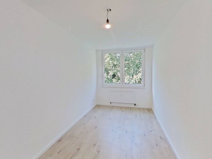 Moderne 3-Zimmer-Wohnung mit Balkon in fußläufiger Nähe zum Stadtzentrum – Schlafzimmer II