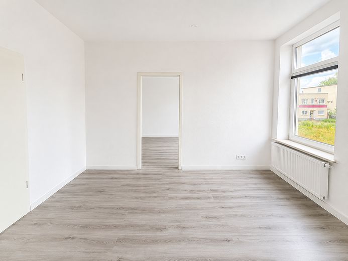 Großzügige 4-Zimmer-Wohnung mit Einbauküche in Wilhelmshaven – Wohnzimmer