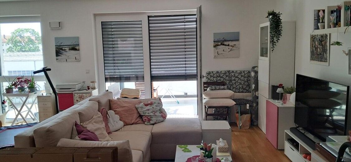 Sonnige, neuwertige 2- Zimmer Wohnung – 17 Wohnbereich mit Balkon möbliert