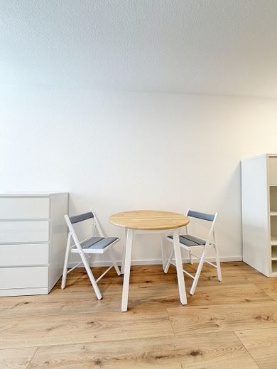 Ihr neues Zuhause direkt am Uni Gelände! Möbliert, Strom inklusive, sofort einziehen! – Esstisch & Stühle
