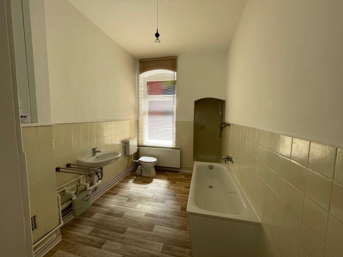 2-Zimmer Altbauwohnung an der Leibnitz Uni und Welfengarten / inklusive Küche – Badezimmer