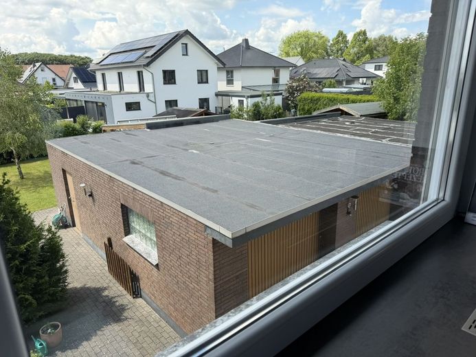 Zwei-Familien-Wohnhaus mit ausgebautem Dachgeschoss – Garage