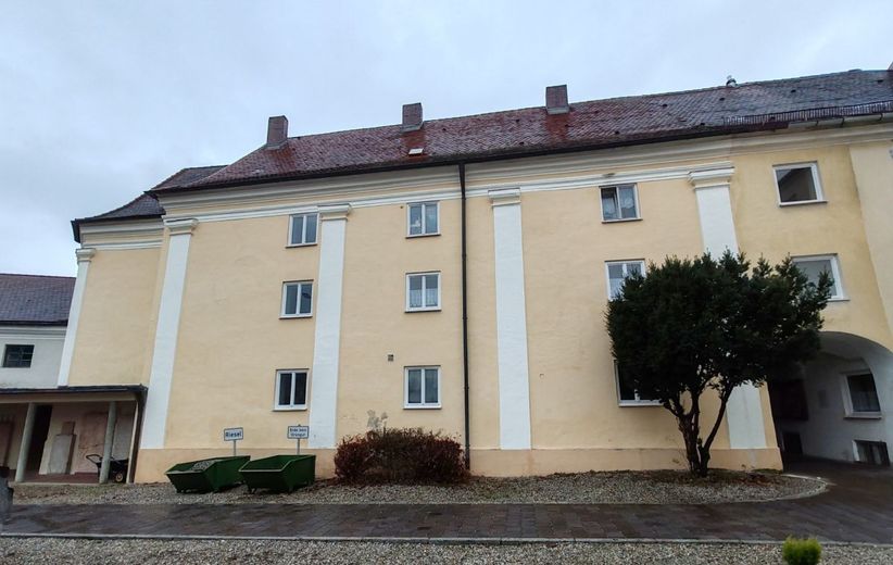 Vermietetes Wohnhaus im Klosterensemble in Gars am Inn – Hausansicht Innenhof