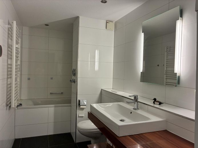 Provisionsfrei: Kernsanierte 2-Zi.-Wohnung mit 2 Balkonen & TG-Platz – Bogenhausen, bezugsfrei – Badezimmer 2