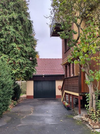 linke Hausseite mit Garage