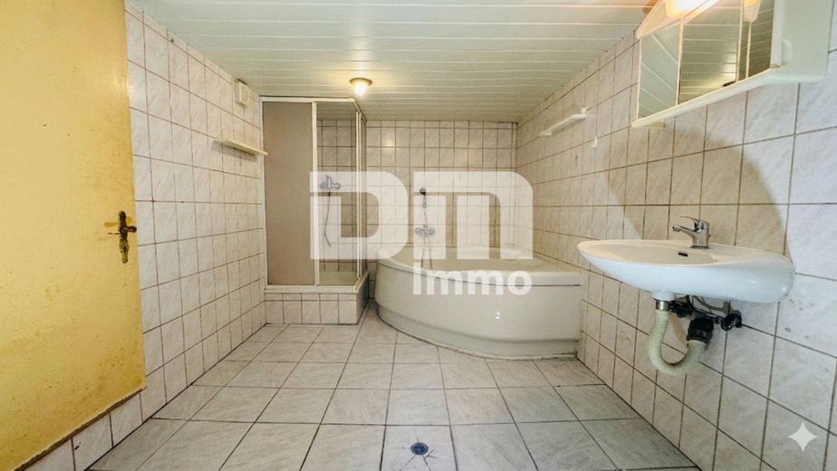 (R)eserveerd! Compact rijtjeshuis op een prominente locatie met tuin – KG Badezimmer / Waschküche / Wanne