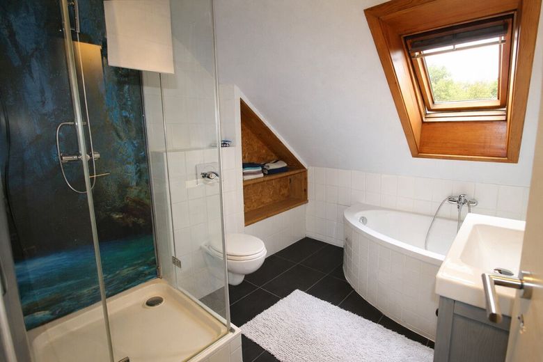Charmantes Reihenmittelhaus auf Helgoland-Oberland mit ausgebautem Dachgeschoss und 2 Terrassen – Badezimmer 1. OG