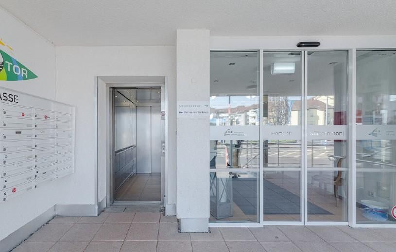 Penthouse für jedes Alter – barrierefreies Wohnen mit Dachterrasse und Weitblick – Hauseingang_Aufzug