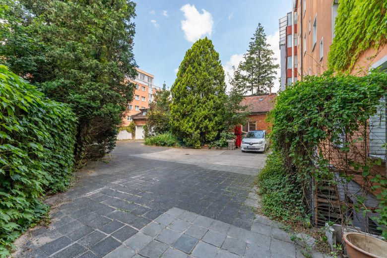 Appartement moderne de 2,5 pièces à Großreuth bei Schweinau avec cuisine équipée et garage – Hinterhof