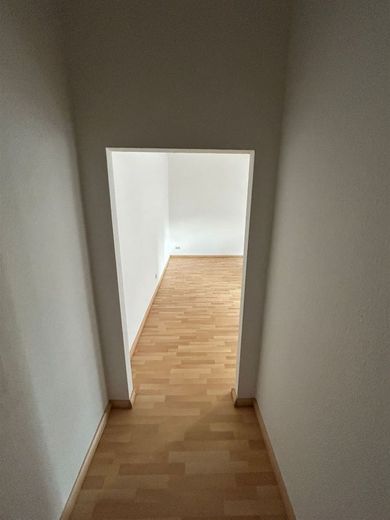 Großzügige und vermietete 1-Zimmer mit EBK, Dusche und Laminat in zentraler Lage! – PHOTO-2025-02-11-15-11-20_2
