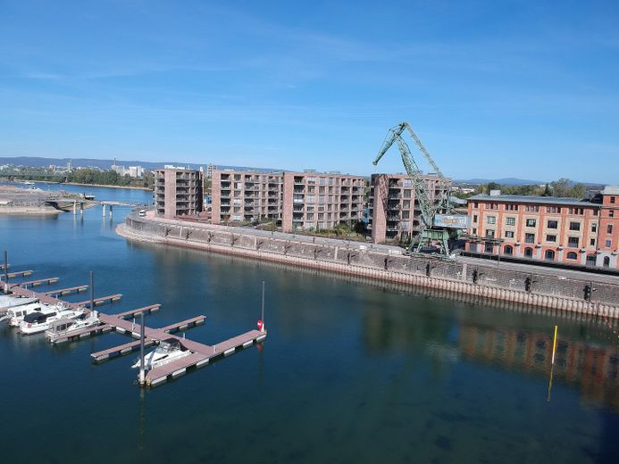 Wohnen am Rhein im Zollhafen – 2-Zimmer-Wohnung in den Schiffshäusern mit Rheinblick und Garten – Zwischen Rhein und Yachthafen