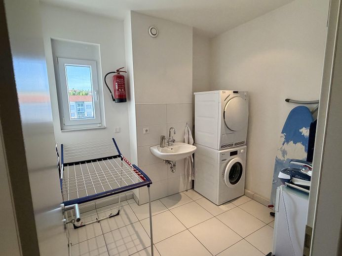 Trasferirsi e sentirsi a casa: casa a schiera di testa KfW-55 con giardino e ampia terrazza sul tetto – Hauswirtschaftsraum