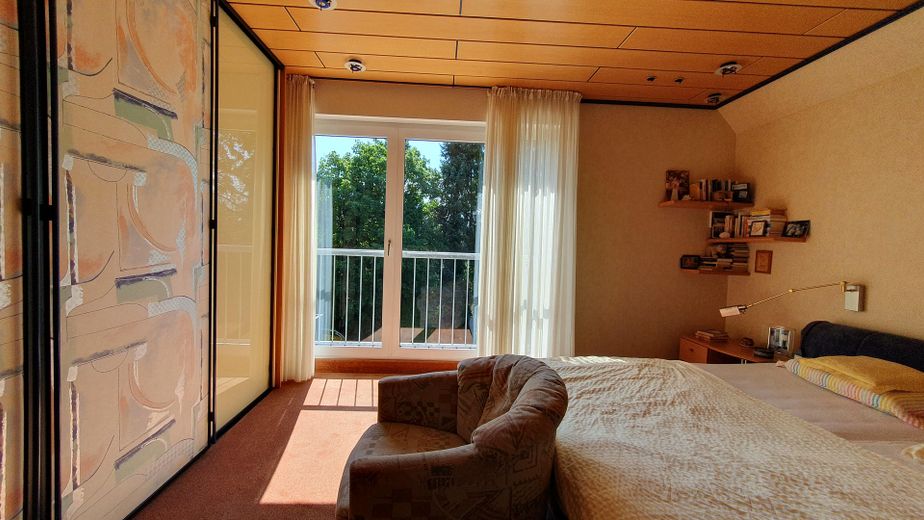 Detached house with granny apartment, pool and large garden in Remscheid Süd – Haupthaus Schlafzimmer 1