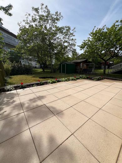Traumhaftes Haus sucht liebevolle Familie mit Kindern – Blick von der Terrasse