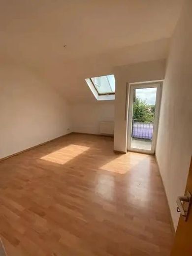Kapitalanlage in Worms | Stadt als Mieterin | Balkon | provisionsfrei – Wohnzimmer mit Balkon