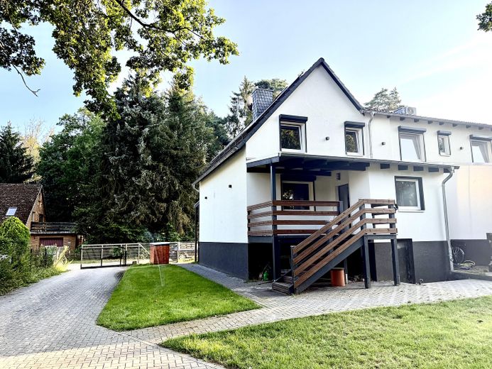 Modernes Haus mit großem Garten, Wärmepumpe & Smart Home in Bissendorf-Wietze – Außenansicht vom Garte