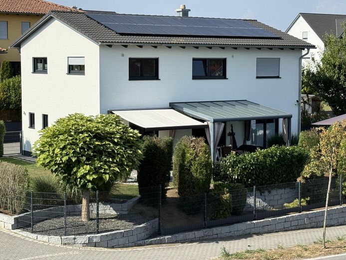 Neuwertiges Einfamilienhaus mit Wärmepumpe, PV, Doppelgarage & hochwertiger Ausstattung – Foto 1