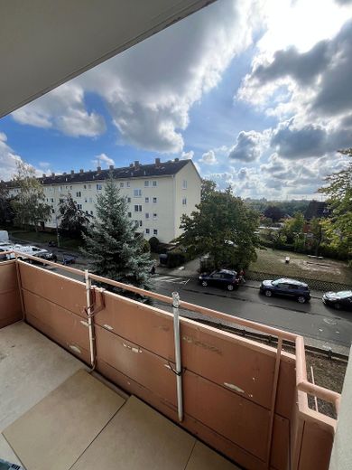 Kompleks tadilatlı: Gonsenheim’ın seçkin konumunda bol ışık alan 3 odalı daire – Balkon