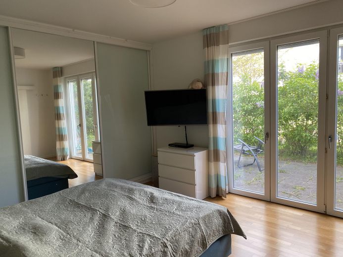 Neubauwohnung von Privat, barrierefrei mit Fußbodenheizung, SmartHome, eigenem Garten und Balkon – Schlafzimmer