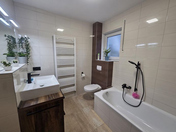 Hausgefühl statt Wohnung: Moderne 3-Zi.-Maisonette mit Garten, Terrasse & Balkon (BJ 2013) – Bad