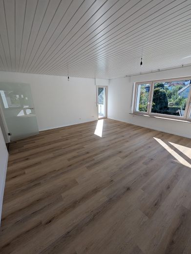 Wohnzimmer mit Balkonzugang