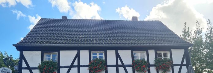 Ensemble historique à colombages (maison principale + dépendance + 2 garages) – Frontansicht Haupthaus