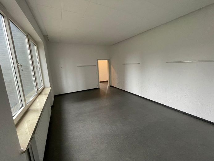 Büro / Gewerbefläche 152 qm (bis zu 323 qm möglich) in Oberhausen Königshardt PROVISIONSFREI – ca. 24 qm Raum im Erdgeschoss