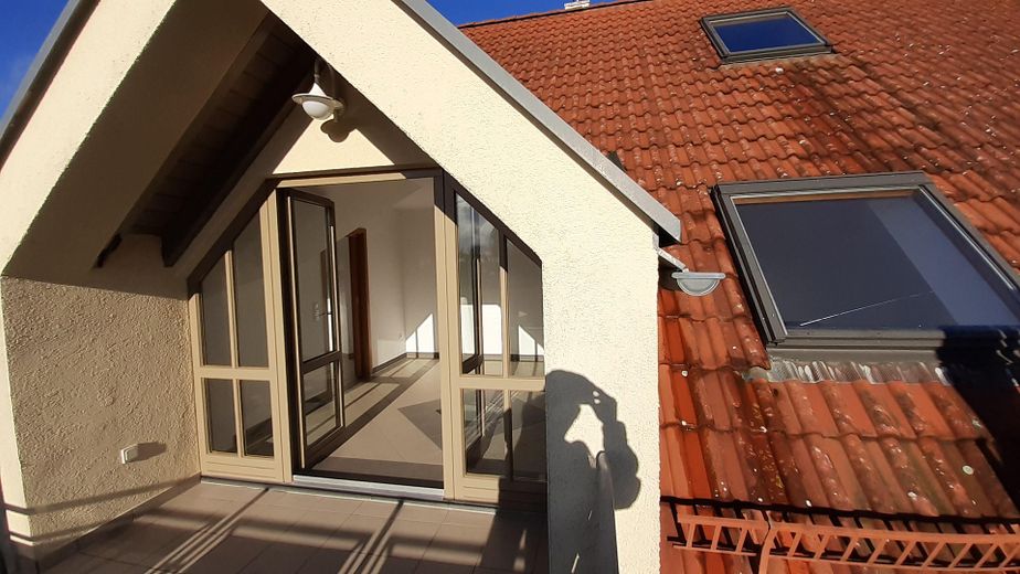Balkonlu ve genişletme potansiyeline sahip bakımlı 3 odalı çatı katı dairesi – Aichach’ta 67 m² – Balkon