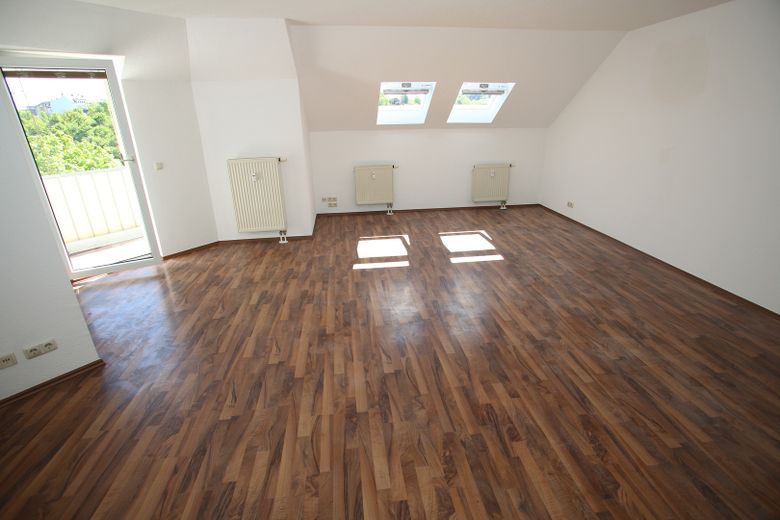 Comfortable 3-room maisonette apartment with balcony and underground garage in Plauen – Wohnzimmer